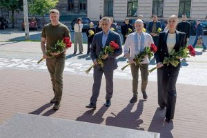 photo_5294199765812243715_y