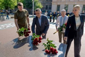 photo_5294199765812243716_y