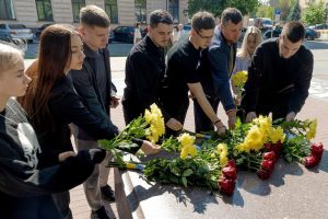 photo_5294199765812243717_y