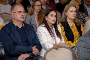 photo_5316853545045193086_y