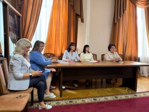 photo_5289719861519455596_y