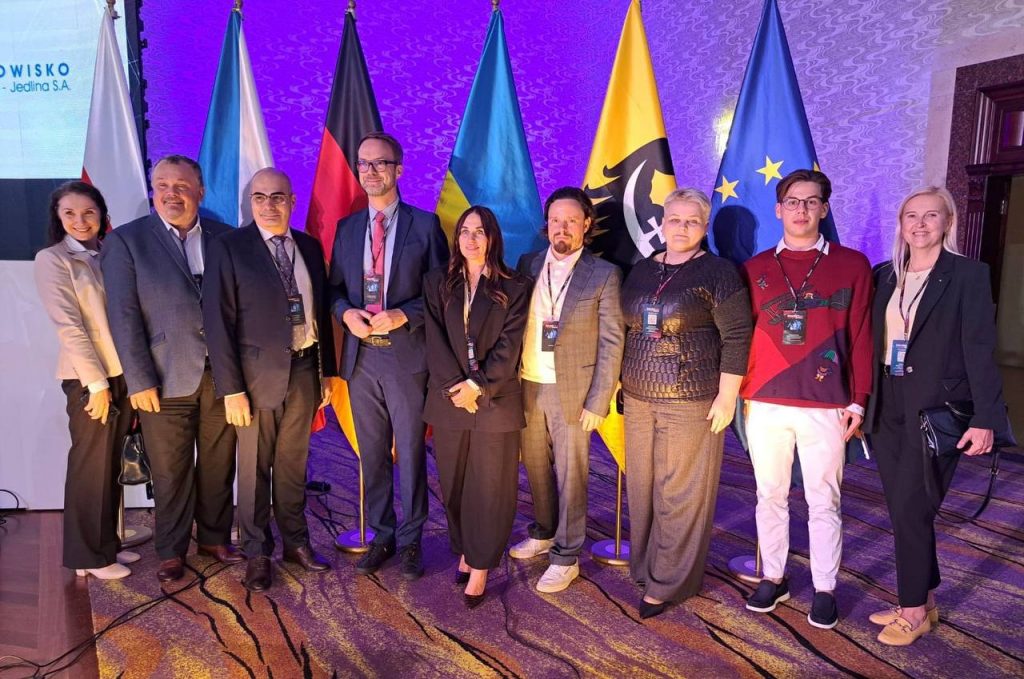 photo_5413425815976279943_y