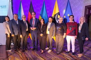 photo_5413425815976279943_y