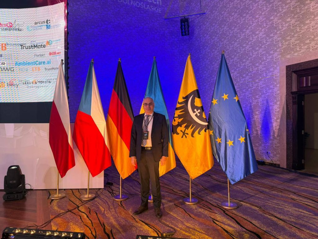 photo_5413425815976279946_y