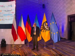 photo_5413425815976279946_y