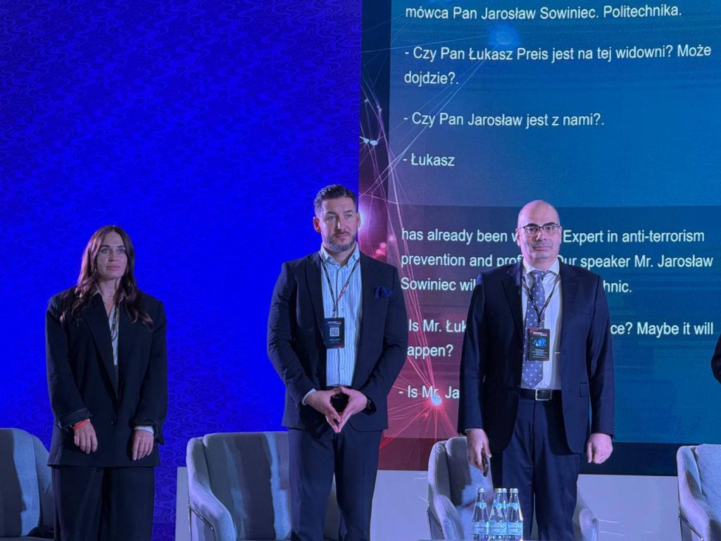 photo_5413425815976279947_y