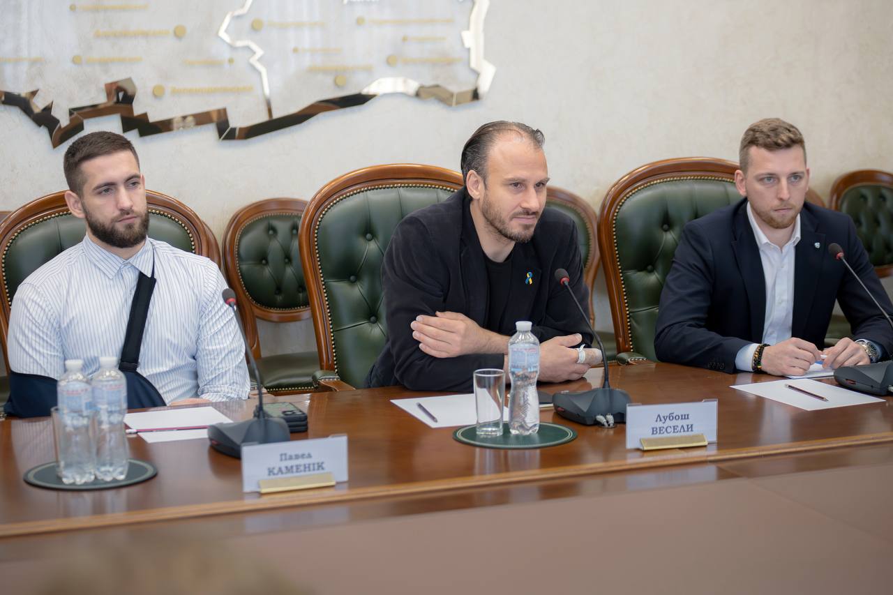 photo_5434054878906415637_y